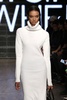 米ニューヨーク市内で発表された「DKNY」15/16年秋冬コレクション（2015年2月15日撮影）。(c)AFP/Getty Images/Neilson Barnard