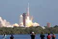 米フロリダ州ケープカナベラルのケネディ宇宙センターから打ち上げられた、航空宇宙局（NASA）の探査機「エウロパ・クリッパー」を搭載したスペースX社のロケット「ファルコン9」（2024年10月14日撮影）。(c)Gregg Newton / AFP