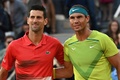 全仏オープンテニス、男子シングルス準々決勝。試合前の記念撮影を行うノバク・ジョコビッチ（左）とラファエル・ナダル（2022年5月31日撮影）。(c)Anne-Christine POUJOULAT / AFP
