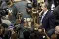 15-16NBAファイナル第7戦、ゴールデンステイト・ウォリアーズ対クリーブランド・キャバリアーズ。優勝トロフィーとファイナル最優秀選手賞のトロフィーを手にするクリーブランド・キャバリアーズのレブロン・ジェームズ（2016年6月19日撮影）。(c)AFP/Getty Images/Ronald Martinez