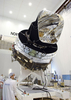 仏領ギアナのクールー（Kourou）にあるギアナ宇宙センターで行われた、観測衛星「プランク（Planck）」の動作試験（2009年撮影）。(c)AFP/CNES - ARIANESPACE - L. MIRA