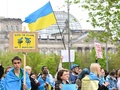 ドイツの首都ベルリンで行われた、ロシアのウクライナ侵攻に反対するデモの参加者（2022年5月4日撮影、資料写真）。(c)Tobias SCHWARZ / AFP