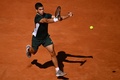 テニス、マドリード・オープン、男子シングルス準決勝。リターンを打つカルロス・アルカラス（2022年5月7日撮影）。(c)GABRIEL BOUYS / AFP