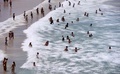 厳しい熱波に見舞われた豪ニューサウスウェールズ州シドニーで、海水浴客などでにぎわうボンダイビーチ（2017年2月11日撮影）。(c)AFP/WILLIAM WEST