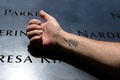 米同時多発攻撃を受けた世界貿易センタービル跡地のモニュメントでジョセフ・ディトマーさんが見せた「911」のタトゥー（2021年6月8日撮影）。(c)Angela Weiss / AFP