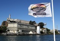 米カリフォルニア（California）州サンフランシスコ（San Francisco）にある悪名高い「監獄島」、アルカトラズ島（Alcatraz Island）は21日、島に作られた連邦刑務所の閉鎖から50年を迎えた。アルカトラズ島は当初、軍事要塞化され、やがて軍刑務所となった。施設は1934年に連邦刑務所局（Bureau of Prisons）に移管されて連邦刑務所となった後、1963年に閉鎖された。現在は国立公園の一部となっている。

アルカトラズ島を管理する国立公園局（National Park Service）では、閉鎖50年を記念して、閉鎖される直前の刑務所を撮影した写真展を同島で開催している。写真はいずれもロサンゼルス（Los Angeles）を中心に活動していたフリーカメラマン、リー・ウィーナー（Leigh Wiener）氏が撮影したもので、新たに見つかった作品という。

写真は、フェリーから見たアルカトラズ島（2013年3月21日撮影）。(c)AFP/Getty Images/Justin Sullivan