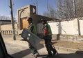 中国・新疆ウイグル自治区ホータン市にある村で、パトロールをする警察官（2018年2月17日撮影）。(c)AFP PHOTO / BEN DOOLEY