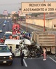 メキシコの首都メキシコ市北郊のエカテペク付近の幹線道路で、トラックに追突した公共交通の車両（2018年7月20日撮影）。(c)AFP PHOTO / Dani ALPIDE