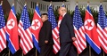 シンガポールのカペラホテルを歩くドナルド・トランプ米大統領（右）と金正恩朝鮮労働党委員長（2018年6月12日撮影）。(c)AFP PHOTO / SAUL LOEB