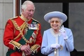 エリザベス英女王（右）と長男のチャールズ皇太子（2022年6月2日撮影）。(c)Daniel LEAL / AFP