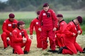 仏北部ランビル（Ranville）で行われた第2次世界大戦のノルマンディー（Normandy）上陸作戦決行日「Dデー（D-Day）」70周年記念式典で、スカイダイビング後に立ち上がるDデー帰還兵のジョック・ハットン（Jock Hutton）さん（89、中央、2014年6月5日撮影）。(c)AFP/LEON NEAL