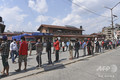 ネパールの首都カトマンズのカリマティ野菜市場で、新型コロナウイルスの検査の順番を待つ人たち（2020年5月14日撮影）。(c)PRAKASH MATHEMA / AFP