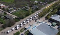 ウクライナ南東部マリウポリのアゾフスターリ製鉄所から避難してきた人を乗せたバスの車列。ロシア国防省の映像より（2022年5月2日提供、撮影日不明）。(c)Handout / Russian Defence Ministry / AFP