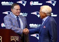 米ナショナル・フットボール・リーグ（NFL）、ニューイングランド・ペイトリオッツの本拠地で行われた会見で、オーナーのロバート・クラフト氏（右）と握手を交わすビル・ベリチックHC（2024年1月11日撮影）。(c)Maddie Meyer/Getty Images/AFP