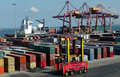 積み下ろされたコンテナが並ぶオーストラリア・シドニー（Sydney）のボタニー港（Port Botany、2004年4月22日撮影、資料写真)。(c)AFP/Torsten BLACKWOOD