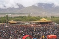 インド北部レーでチベット仏教の最高指導者ダライ・ラマ14世の法話を聞くために集まった人々（2022年7月28日撮影）。(c)Mohd Arhaan ARCHER / AFP