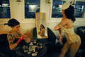 英ロンドン（London）で26日、恒例のロンドン・バーレスク・フェスティバル（London Burlesque Festival）が始まった。

バーレスクは、19世紀に発展したコメディーとお色気、ミュージカルを融合させたエンターテインメントショー。ロンドンのショーには、世界各国からダンサーやパフォーマーが集まる。

写真は、楽屋でオープニングショーに備えるダンサー（2011年4月26日撮影）。(c)AFP/CARL DE SOUZA