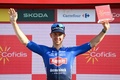 自転車ロードレース、ブエルタ・ア・エスパーニャ、第5ステージ（モレリャ～ブリアナ、186.2キロ）。表彰式でステージ優勝を喜ぶアルペシン・ドゥクーニンクのカーデン・グローブス（2023年8月30日撮影）。(c)JOSE JORDAN / AFP