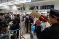 東京駅の新幹線乗り換え口改札で、誘導をする駅員（2022年12月29日撮影）。(c)Richard A. Brooks / AFP