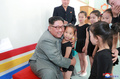 北朝鮮・慈江道にある教育施設「学生少年宮殿」視察の際、少女をハグする金正恩（キム・ジョンウン）朝鮮労働党委員長（左）。国営朝鮮中央通信配信（2019年6月1日配信、撮影日不明）。(c)AFP/KCNA VIA KNS