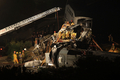 米カリフォルニア（California）州ロサンゼルス（Los Angeles）郊外のチャッツワース（Chatsworth）で起きた列車の衝突事故で、生存者を捜す救助隊（2008年9月12日撮影）。(c)AFP/Getty Images/David McNew