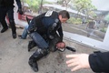 仏パリで開幕した国際農業見本市で、抗議活動の参加者を逮捕する警察官ら（2016年2月27日撮影）。(c)AFP/JOEL SAGET