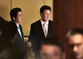 インドネシアのジャカルタで握手する安倍晋三首相（左）と中国の習近平国家主席（右、2015年4月22日撮影）。(c)AFP/BAY ISMOYO