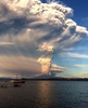チリ南部プエルトバラスから撮影した、噴煙を上げるカルブコ火山（2015年4月22日撮影）。AFP/AGENCIA UNO - GIAN REPETTO
