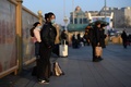 中国・北京の駅で、地方から到着したマスクを着けた乗客（2020年1月30日撮影）。(c)Noel Celis / AFP