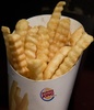 米ファストフード大手のバーガーキング（Burger King）が米国で発売した低脂肪・低カロリーのフライドポテト「Satisfry（サティスフライ）」（2013年9月24日撮影）。(c)AFP/Saul LOEB