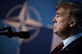 ベルギー・ブリュッセルで行われた北大西洋条約機構（NATO）首脳会議後に記者会見するドナルド・トランプ米大統領（中央。2018年7月12日撮影）。(c)AFP PHOTO / Brendan SMIALOWSKI