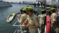 インドネシア・スマランの港で、沈没した潜水艦「KRIナンガラ402」の乗組員らを追悼して花輪を海に投げ入れる海軍士官ら（2021年4月26日撮影）。(c)Daffa Ramya Kanzuddin / AFP