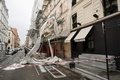フランス北部を襲った冬の嵐「エレノア」による強風で損壊したパリ17区の建物の足場（2018年1月3日撮影）。(c)AFP PHOTO / STEPHANE DE SAKUTIN