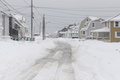 暴風雪に見舞われた米マサチューセッツ州ボストン近郊シチュエートで、氷や水で通行が困難になった道（2015年2月15日撮影）。(c)AFP/Getty Images/Scott Eisen