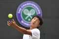 テニス、ウィンブルドン選手権、ジュニア男子シングルス決勝。サーブを打つ望月慎太郎（2019年7月14日撮影）。(c)Ben STANSALL / AFP