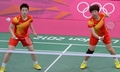 ロンドン五輪、バトミントン女子ダブルス1次リーグA組。プレーする中国の于洋（Yu Yang、左）と王暁理（Wang Xiaoli）。試合は韓国が勝った。（2012年7月31日撮影）。(c)AFP/ADEK BERRY