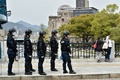 G7外相会合が開かれる中、広島市の平和記念公園の入り口近くを警備する警察官ら（2016年4月10日撮影）。(c)AFP/KAZUHIRO NOGI