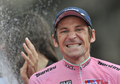 第92回ジロ・デ・イタリア（%%2009 Giro d&apos;Italia%%）第21ステージ（ローマ市街、14.4キロメートル個人タイムトライアル）。ラボバンク（%%Rabobank%%）のデニス・メンショフ（%%Denis Menchov%%、ロシア）が、首位と24秒差の19分06秒でステージを10位で終え、合計タイムを86時間03分11秒として総合優勝を果たした。写真は表彰式で歓喜するデニス・メンショフ。（2009年5月31日撮影）(c)AFP/DAMIEN MEYER