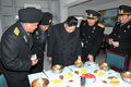 軍部隊を視察する金正恩朝鮮労働党委員長。朝鮮中央通信配信（2012年2月7日配信、撮影日不明）。(c)AFP PHOTO / KCNA VIA KNS