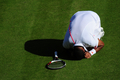テニス、ウィンブルドン選手権（The Championships Wimbledon 2012）は6日、男子シングルス準決勝が行われ、大会第5シードのジョーウィルフリード・ツォンガ（Jo-Wilfried Tsonga、フランス）は3-6、4-6、6-3、5-7で大会第4シードのアンディ・マレー（Andy Murray、英国）に敗れた。

股間にボールが当たり、コートにうずくまるジョーウィルフリード・ツォンガ（2012年7月6日撮影）。(c)AFP/ADAM DAVY
