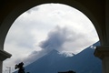 噴煙を上げる中米グアテマラのフエゴ山（2021年9月23日撮影）。(c)Johan ORDONEZ / AFP