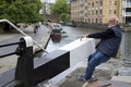 英ロンドンのリージェンツ運河で、閘門（こうもん）を開ける男性（2015年5月28日撮影）。(c)AFP/JUSTIN TALLIS