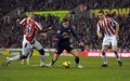 09-10イングランド・プレミアリーグ、ストーク・シティ（%%Stoke City%%）対アーセナル（%%Arsenal%%）。試合はアーセナルが3-1で勝利した。写真はストーク・シティの選手に囲まれるアーセナルのアーロン・ラムジー（%%Aaron Ramsey%%）。（2010年2月27日撮影）(c)AFP/Paul Ellis