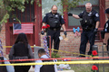 米イリノイ州シカゴで、3人が撃たれた民家で現場検証をする捜査官（2021年6月23日撮影）。(c)Scott Olson/Getty Images/AFP