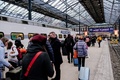 フィンランド・ヘルシンキの駅で、ロシア・サンクトペテルブルク発の高速列車「アレグロ」の運行停止前の最後の列車から降りた乗客（2022年3月27日撮影）。(c)Seppo Samuli / Lehtikuva / AFP