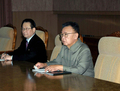 北朝鮮の平壌（Pyongyang）で、訪朝中の王家瑞（Wang Jiarui）中国共産党対外連絡部長（写真外）との会見に臨む金正日（キム・ジョンイル、Kim Jong-Il）総書記（右、2010年2月8日撮影、9日公開）。(c)AFP/KCNA via KNS