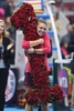テニス中国オープン、女子シングルス準決勝。「1」の形をした花束を抱きかかえるシモナ・ハレプ（2017年10月7日撮影）。(c)AFP/GREG BAKER
