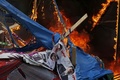 エジプト・カイロ（Cairo）で軍に解任されたムハンマド・モルシ（Mohamed Morsi）前大統領の支持者らが続けていた座り込みの抗議デモは14日、治安部隊が強制排除に乗り出し、多数の死者を出す流血の惨事となった。エジプト各地でもムスリム同胞団（Muslim Brotherhood）と治安部隊が衝突。エジプト保健省は15日、全国で少なくとも464人が死亡したと発表した。うち421人が民間人という。

治安部隊はモルシ氏支持派が座り込みを続けていたカイロ東部のラバ・アルアダウィヤ（Rabaa al-Adawiya）モスク近くの広場と、中心部のナハダ（Nahda）広場の2か所に、夜明けとともにブルドーザーを従えて突入。軍はかねて、座り込みを止めなければ強制的に排除すると警告していた。保健省によると、各地の死者数はラバ・アルアダウィヤモスク付近で137人、ナハダ広場では57人、その他全国各地で227人となっている。

写真はラバ・アルアダウィヤモスク近くの強制排除の現場で、炎上するテント（2013年8月14日撮影）。(c)AFP/MOHAMMED ABDEL MONEIM