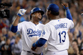 13MLBプレーオフ、ナ・リーグ地区シリーズ（5回戦制）、ロサンゼルス・ドジャース（Los Angeles Dodgers）対アトランタ・ブレーブス（Atlanta Braves）第4戦。8回裏に2点本塁を放った後、本塁に生還してチームメートのハンリー・ラミレス（Hanley Ramirez、右）と喜び合うロサンゼルス・ロジャースのホアン・ウリーベ（Juan Uribe、2013年10月7日撮影）。(c)AFP/Getty Images/Harry How