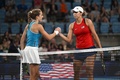 テニス、男女混合国別対抗戦「ユナイテッドカップ」決勝、米国対イタリア。試合後、イタリアのルシア・ブロンゼッティ（左）と握手を交わす米国のマディソン・キーズ（2023年1月8日撮影）。(c)Saeed KHAN / AFP